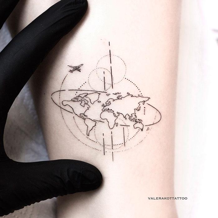 Женское тату на икре в стиле геометрия. Маленькая татуировка карты с самолетом