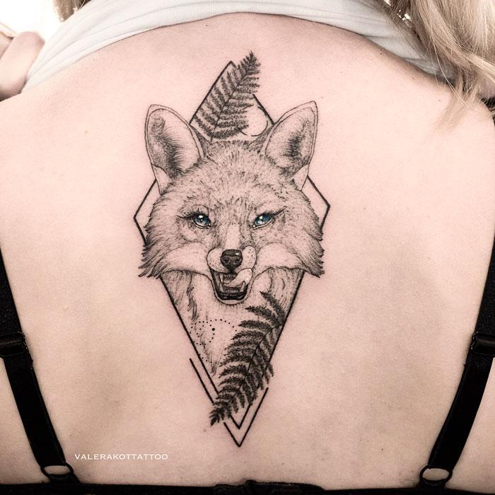 Женское тату между лопаток в стиле графика и дотворк. Татуировка лисы с папоротником и геометрией