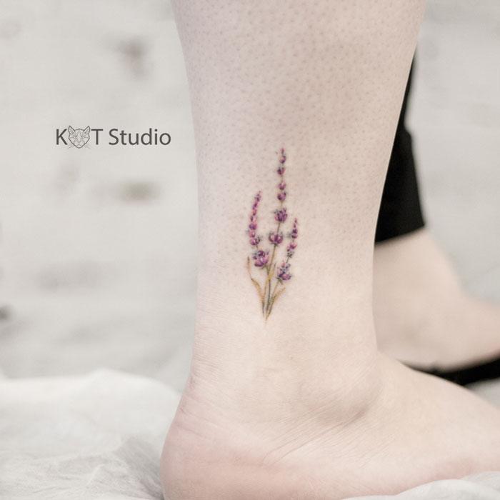 Татуировка лаванды на ноге для девушек. Женское цветное тату на икре для фанатов маленьких тату