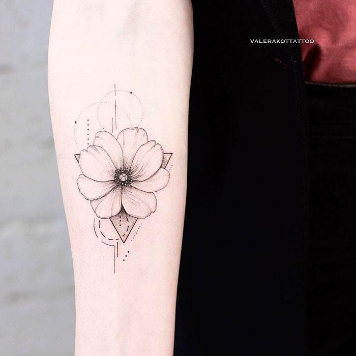 Женское тату на предплечье в стиле графика и дотворк. Небольшая татуировка с цветком и геометрией