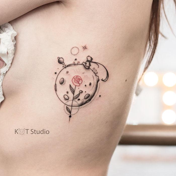 Женское тату под грудью в стиле графика. Татуировка розы по книге Экзюпери 