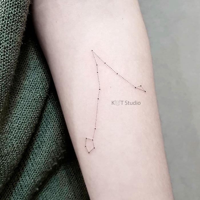 Татуировка со звездами на предплечье. Женское маленькое тату