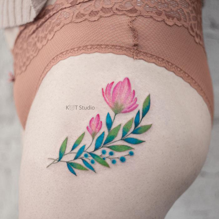 Женское тату на ноге. Цветная татуировка с цветами