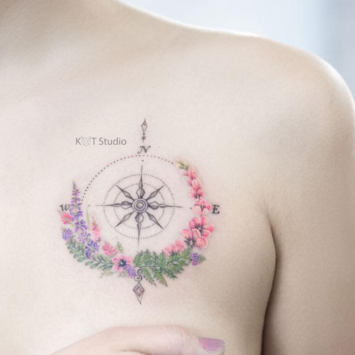 Женское тату на ключице с компасом. Цветная татуировка для девушек с цветами