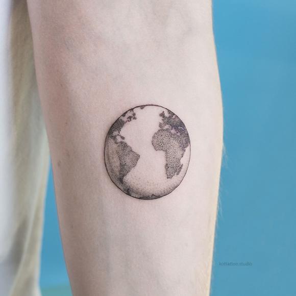 Тату на руке. Тату глобус. Карта мира.