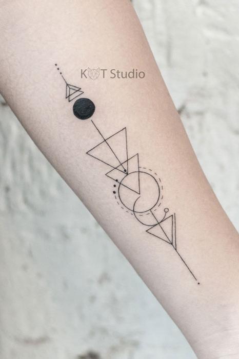 Стрела, геометрия – Almaty Tattoo