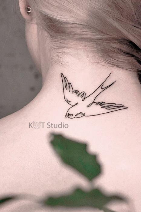 Татуировка на ключице для девушки — птички