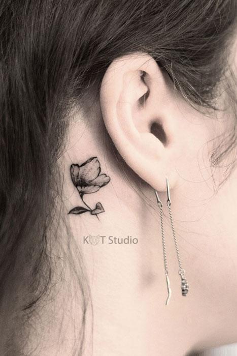 Как проходит процесс создания татуировки за ухом?