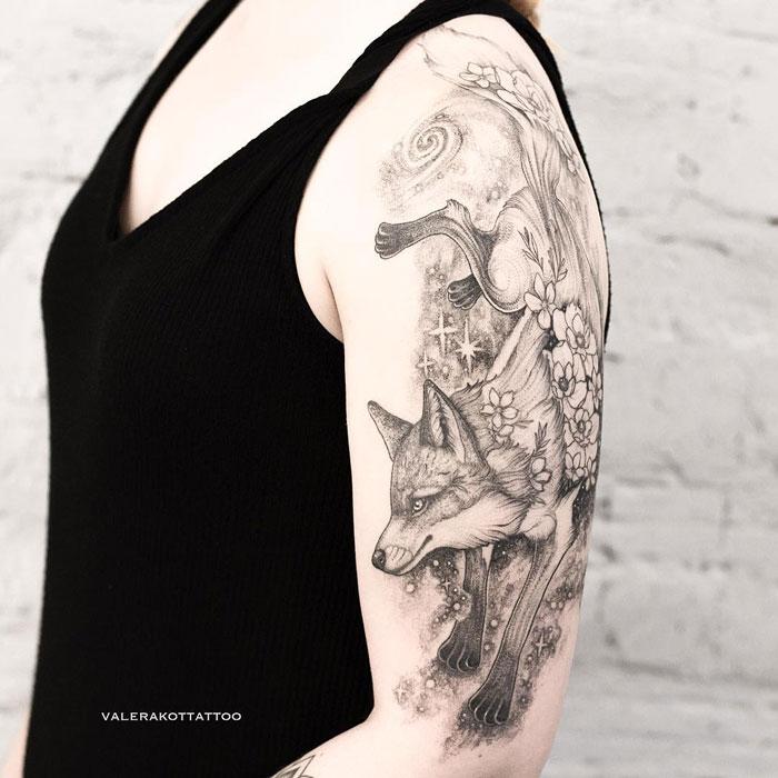 Женское тату на плече в стиле графика, дотворк и випшейдинг. Татуировка лисы кицунэ для девушек