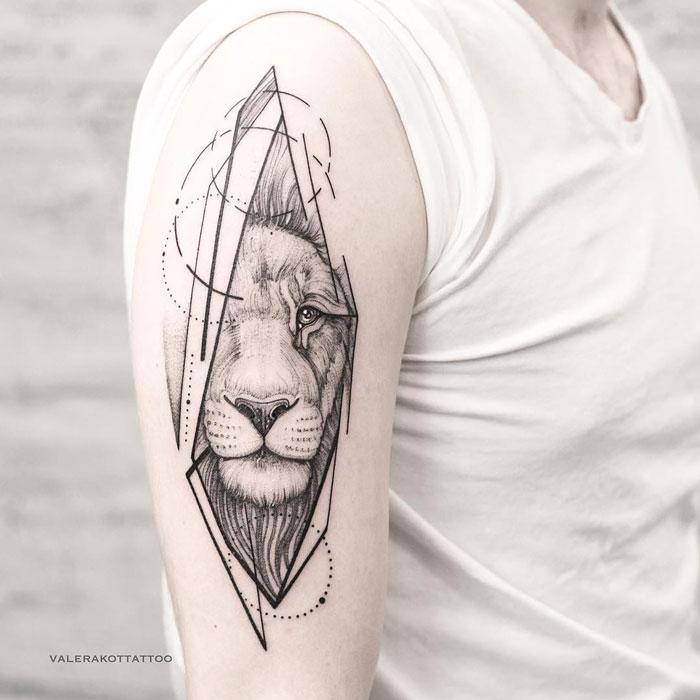 Мужское тату с животными на плече в стиле графика, дотворк, геометрия и випшейдинг. Татуировка лев для мужчин