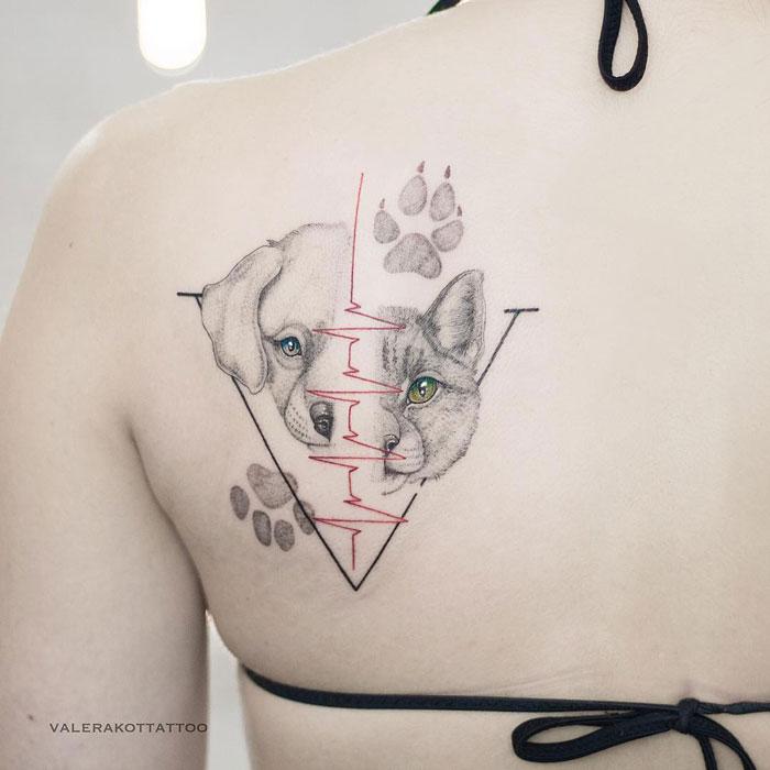 Женское тату на лопатке в стиле графика, дотворк и випшейдинг. Татуировка собаки, кота и пульс для девушек