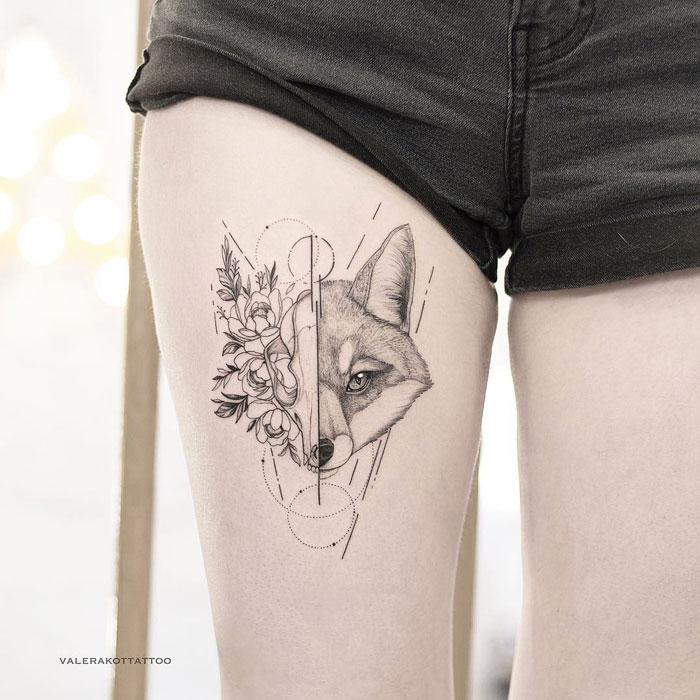 Женское тату лиса на бедре в стиле графика. Татуировка на ноге для девушек с лисой, черепом, цветами пиона и геометрией