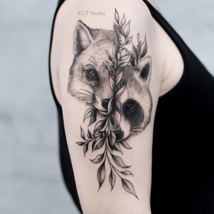 Женское тату лиса енот на плече в стиле графика. Татуировка с животными для девушек