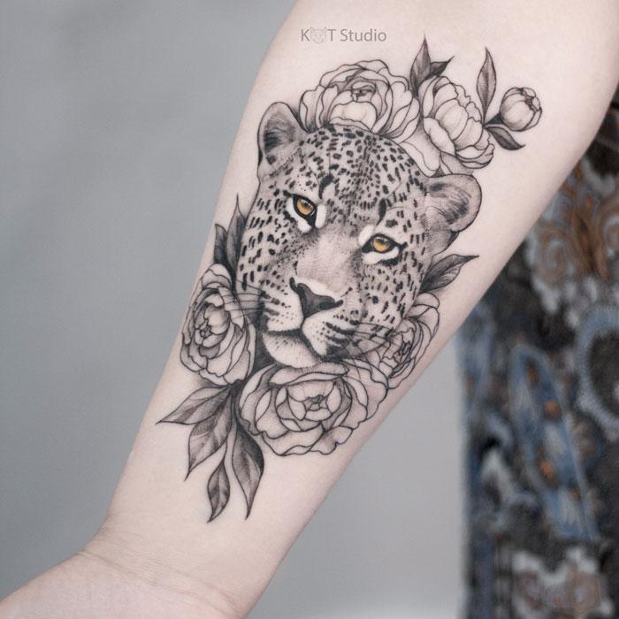 Женское тату на руке в стиле графика и дотворк. Татуировка леопард на предплечье