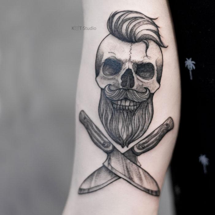 Мужское тату в стиле графика и дотворк на плече. Татуировка бородатый череп с ножами