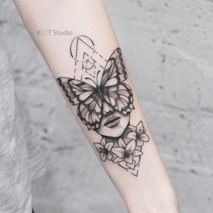 Женское тату на предплечье с бабочкой, геометрией и цветами лилиями. Татуировка для девушек в стиле графика и дотворк