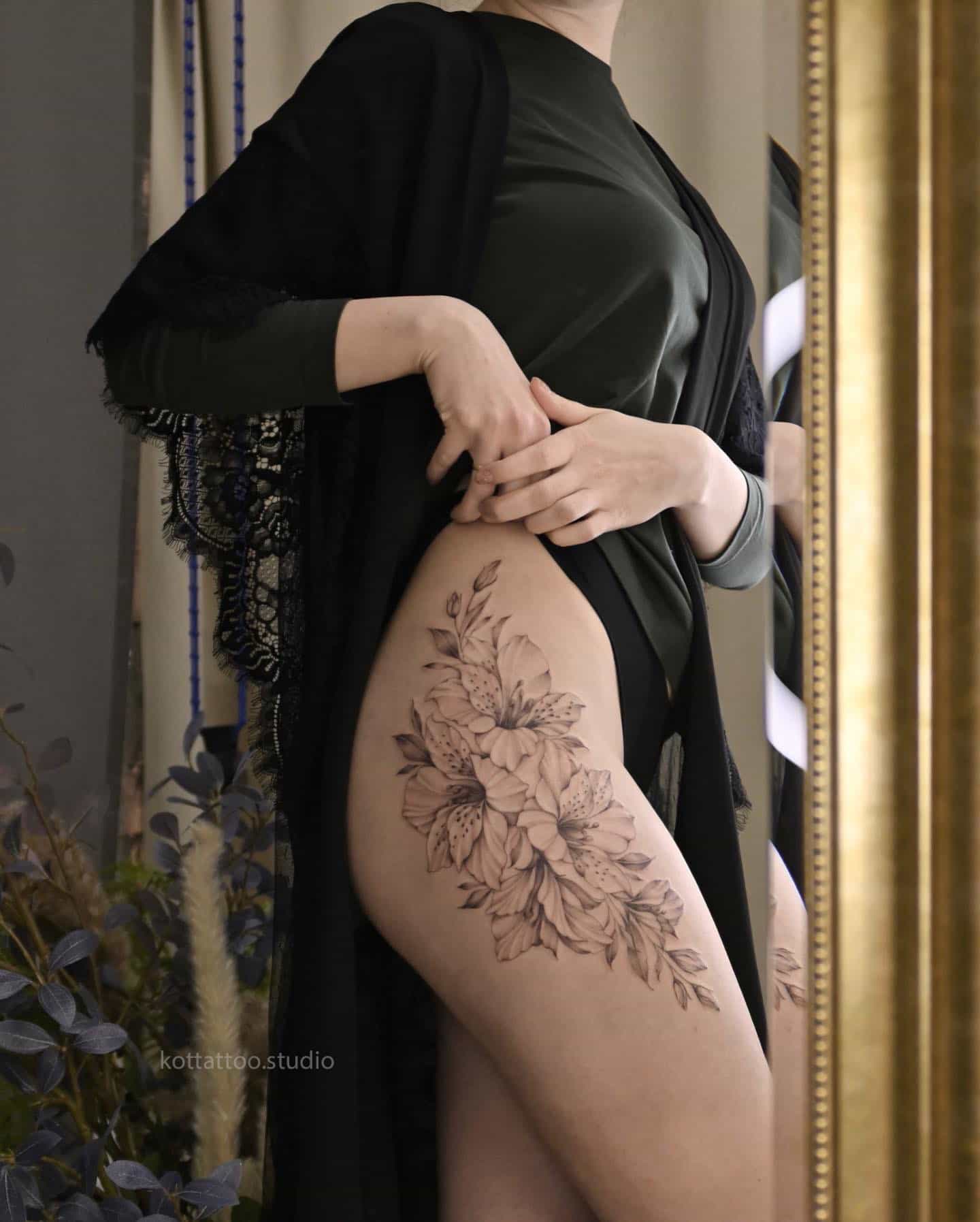 Тату цветы лилии на бедре - мастер Таша, портфолио КOT Tattoo Studio