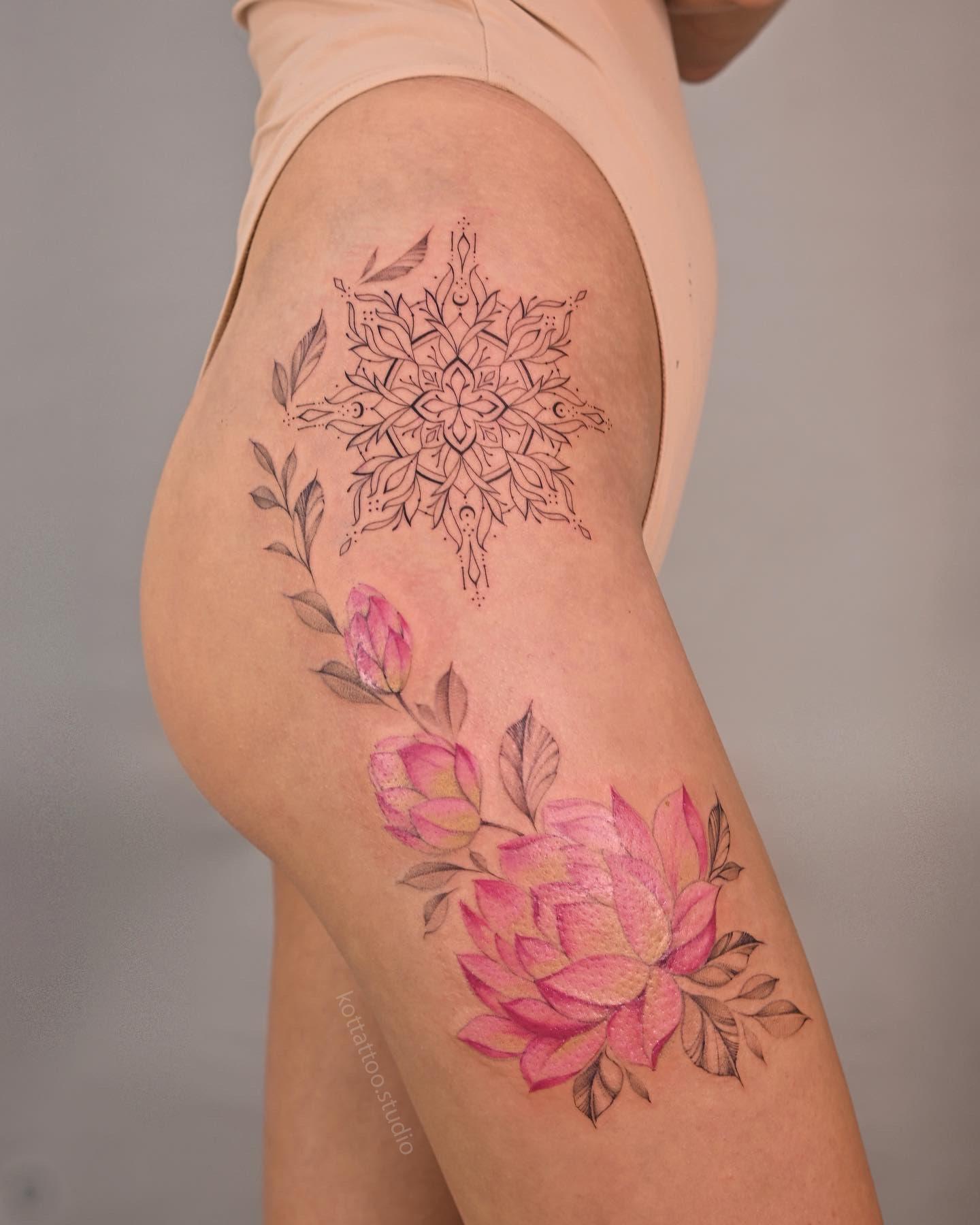 Цветная тату цветы на бедре - мастер Таша, портфолио КOT Tattoo Studio