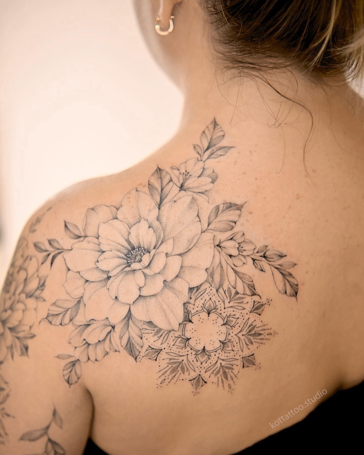 Тату цветы на плече - мастер Таша, портфолио КOT Tattoo Studio
