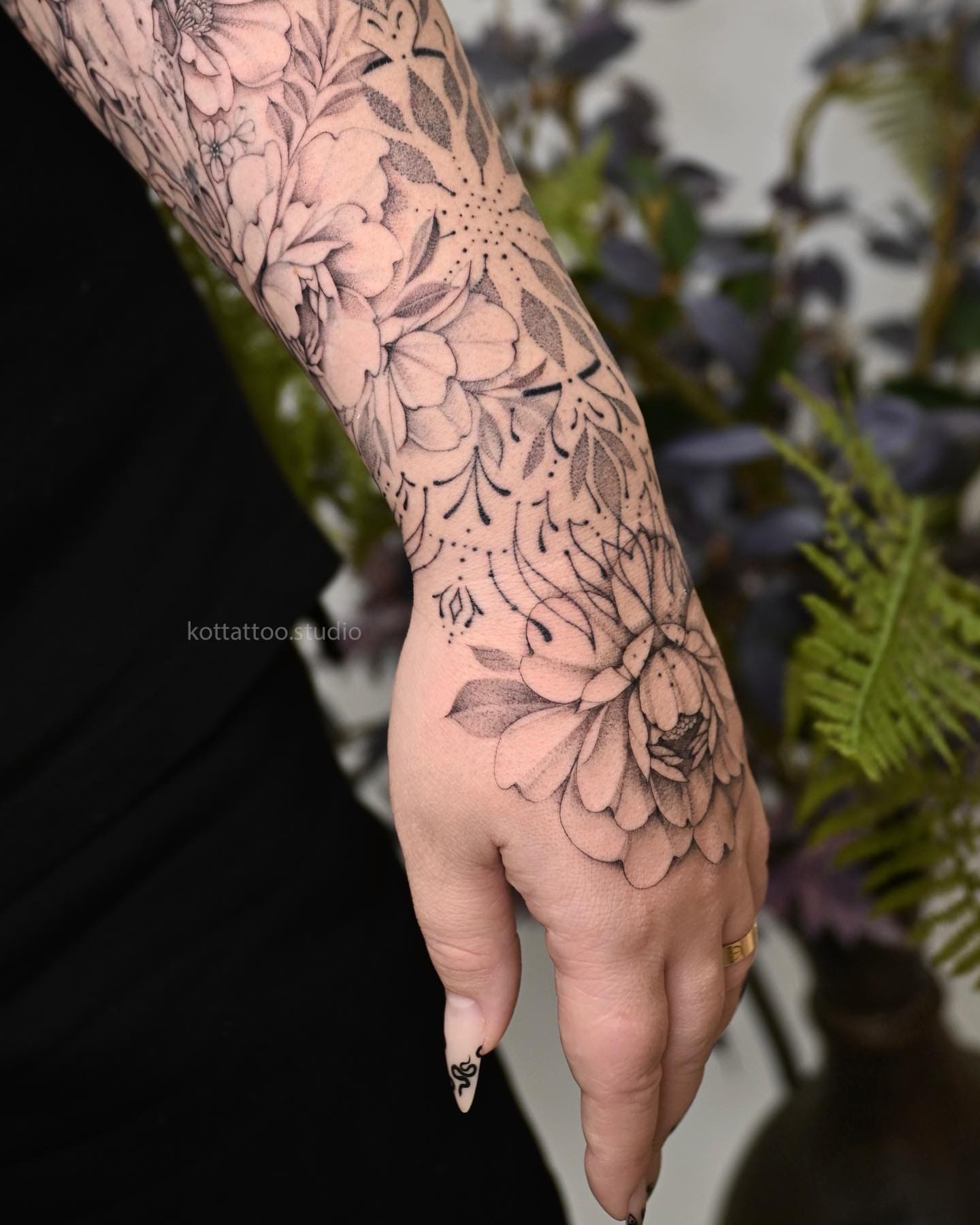Тату цветы на руке, графика - мастер Таша, портфолио КOT Tattoo Studio