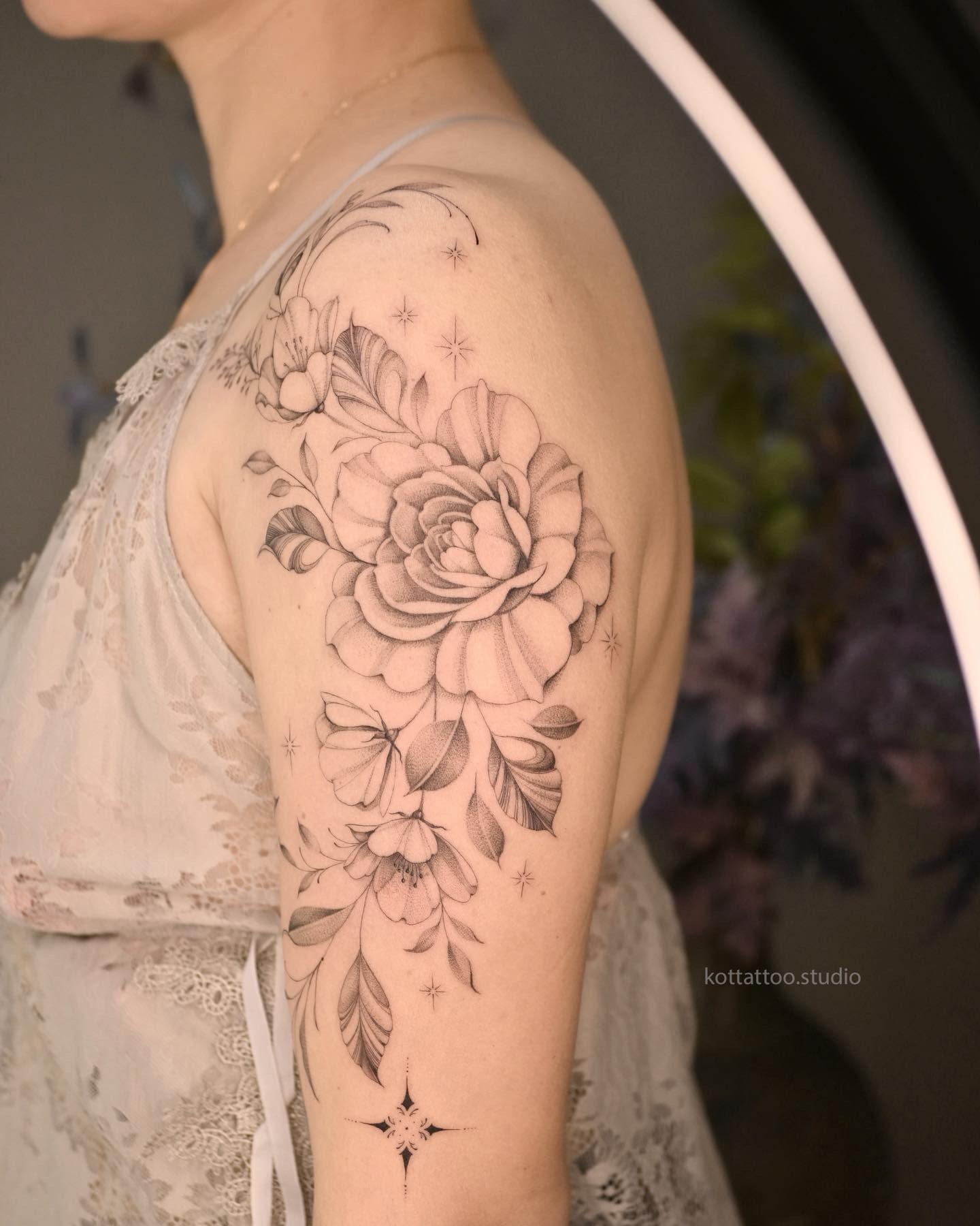 Тату цветы на плече, графика - мастер Таша, портфолио КOT Tattoo Studio