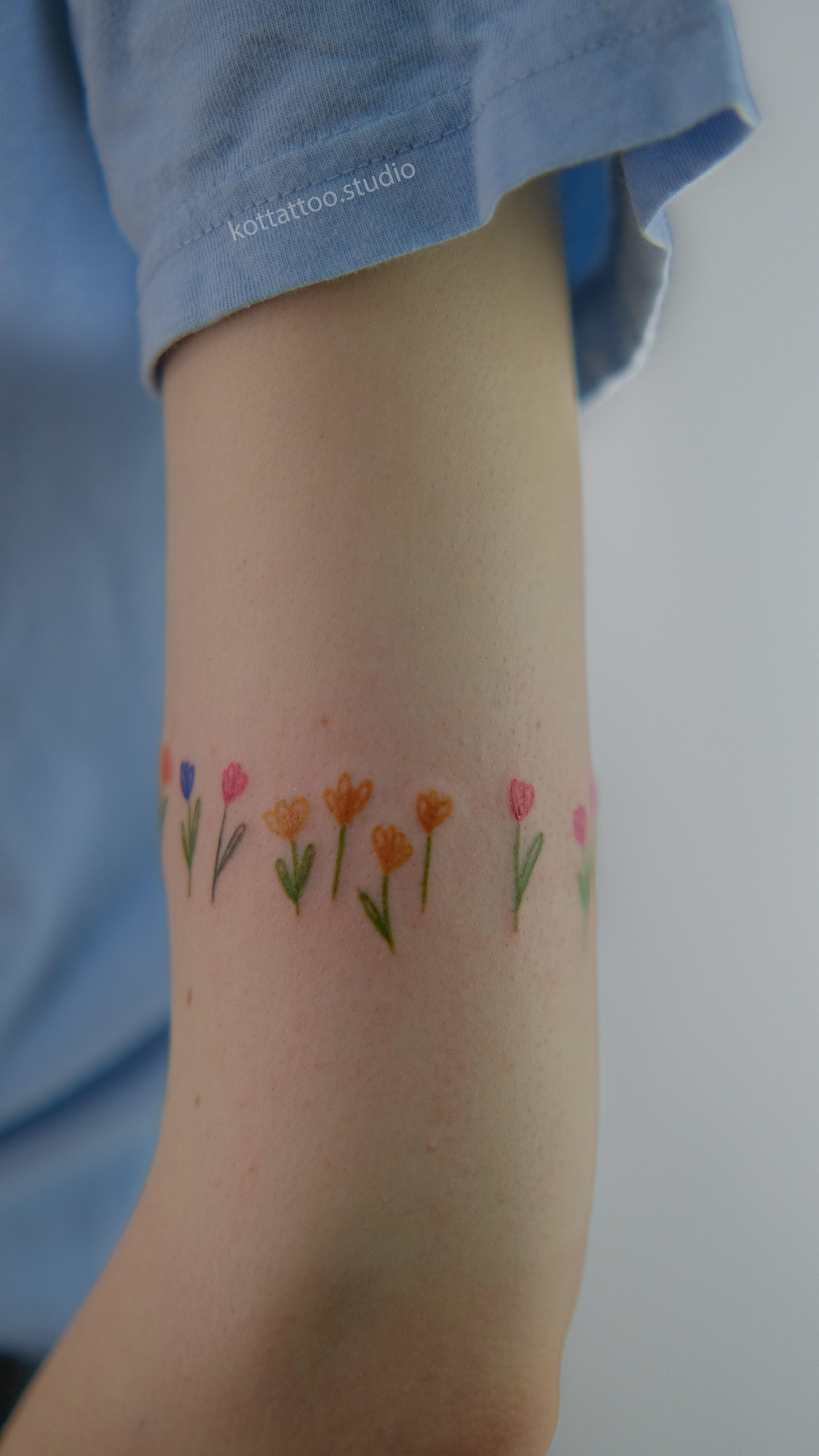 Тату цветы на руке - мастер Доша, портфолио КOT Tattoo Studio