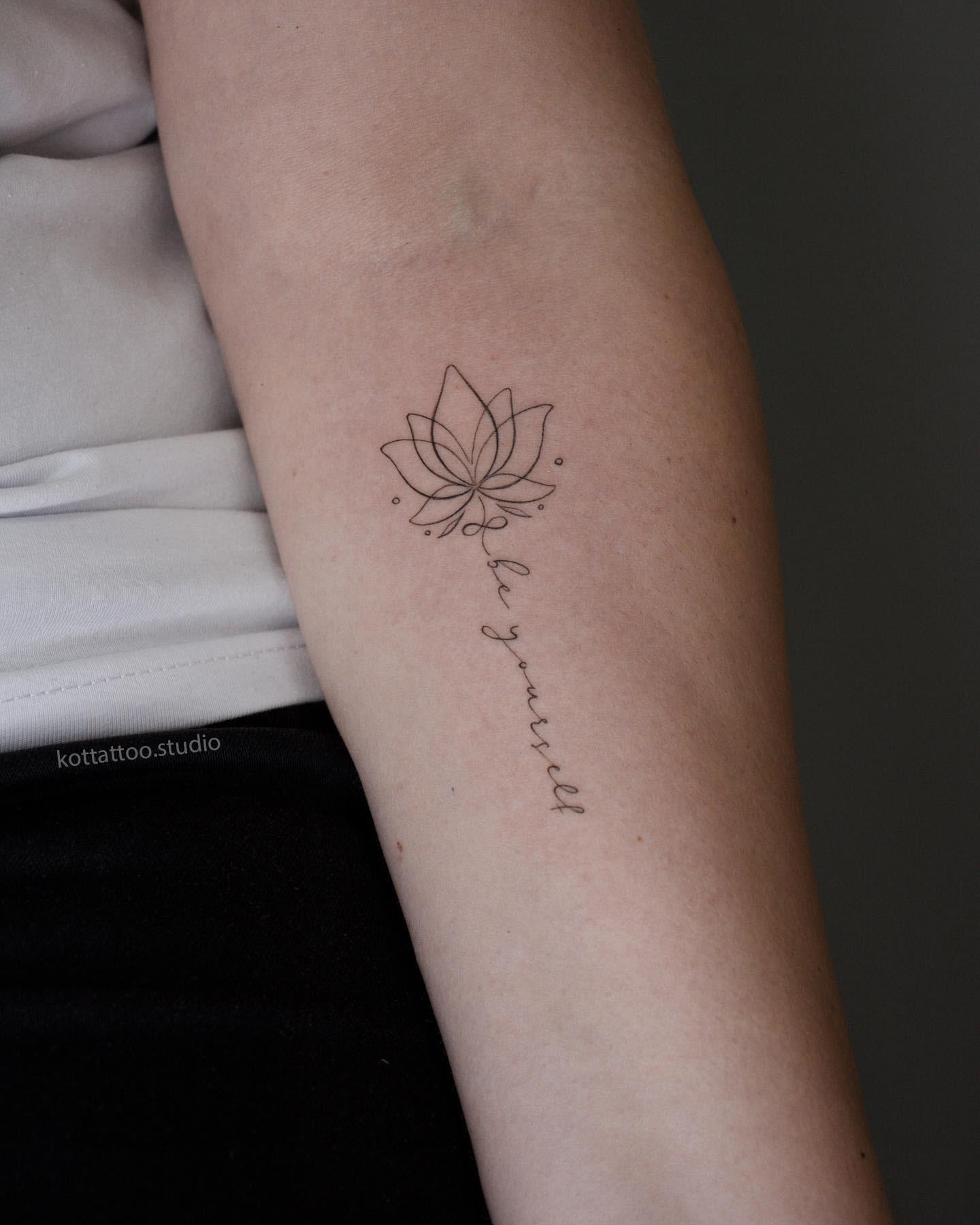 Тату надпись и цветок лотоса - мастер Саша, портфолио КOT Tattoo Studio