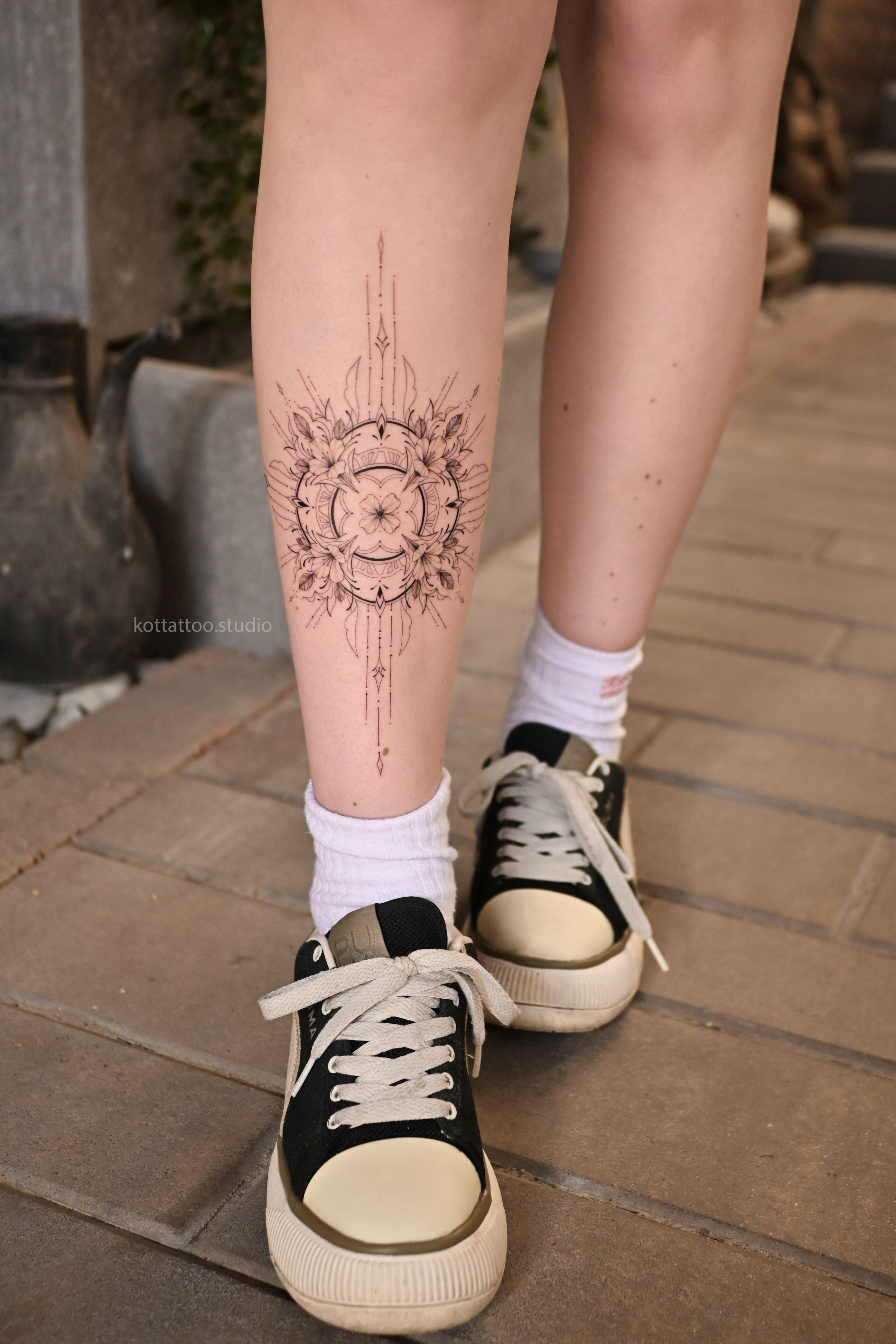 Тату орнамент на ноге - мастер Таша, портфолио КOT Tattoo Studio
