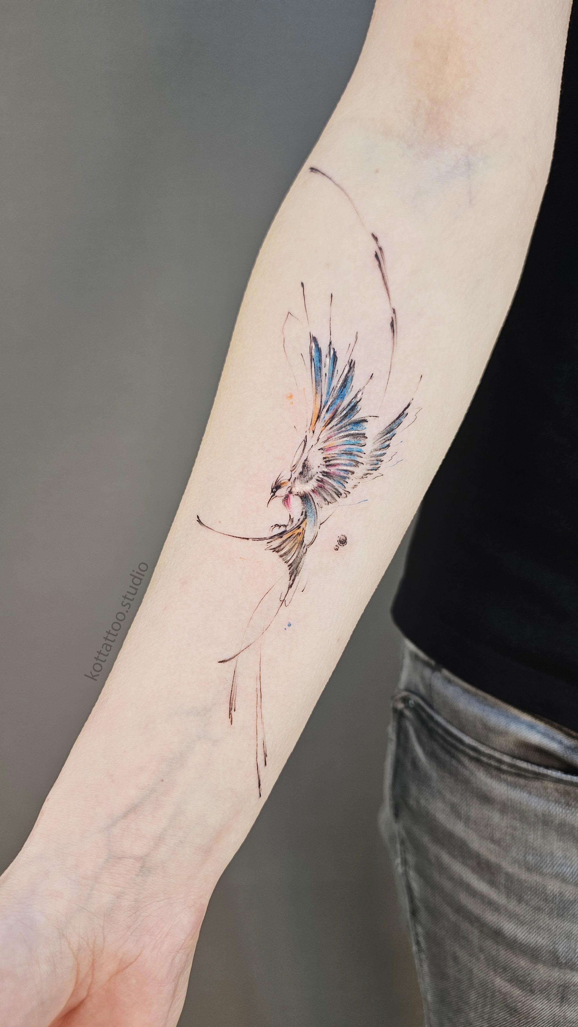Тату птица в стиле абстракция - мастер Женя, портфолио КOT Tattoo Studio