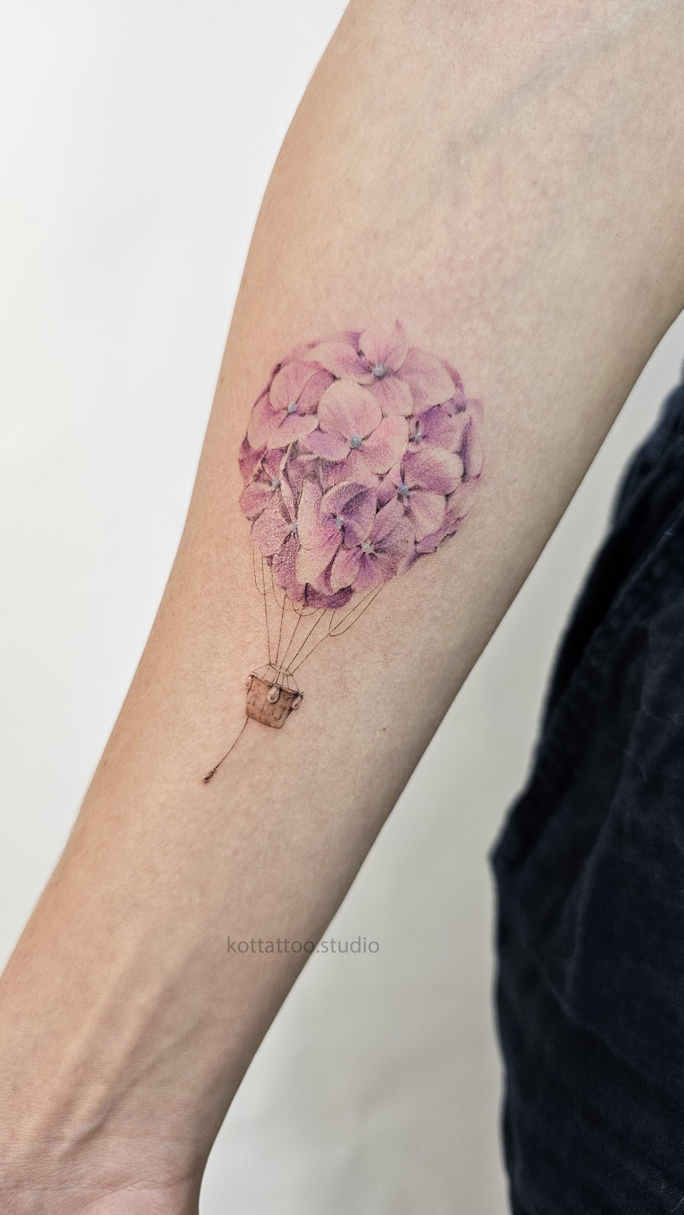 Тату воздушный шар из цветов - мастер Женя, портфолио КOT Tattoo Studio