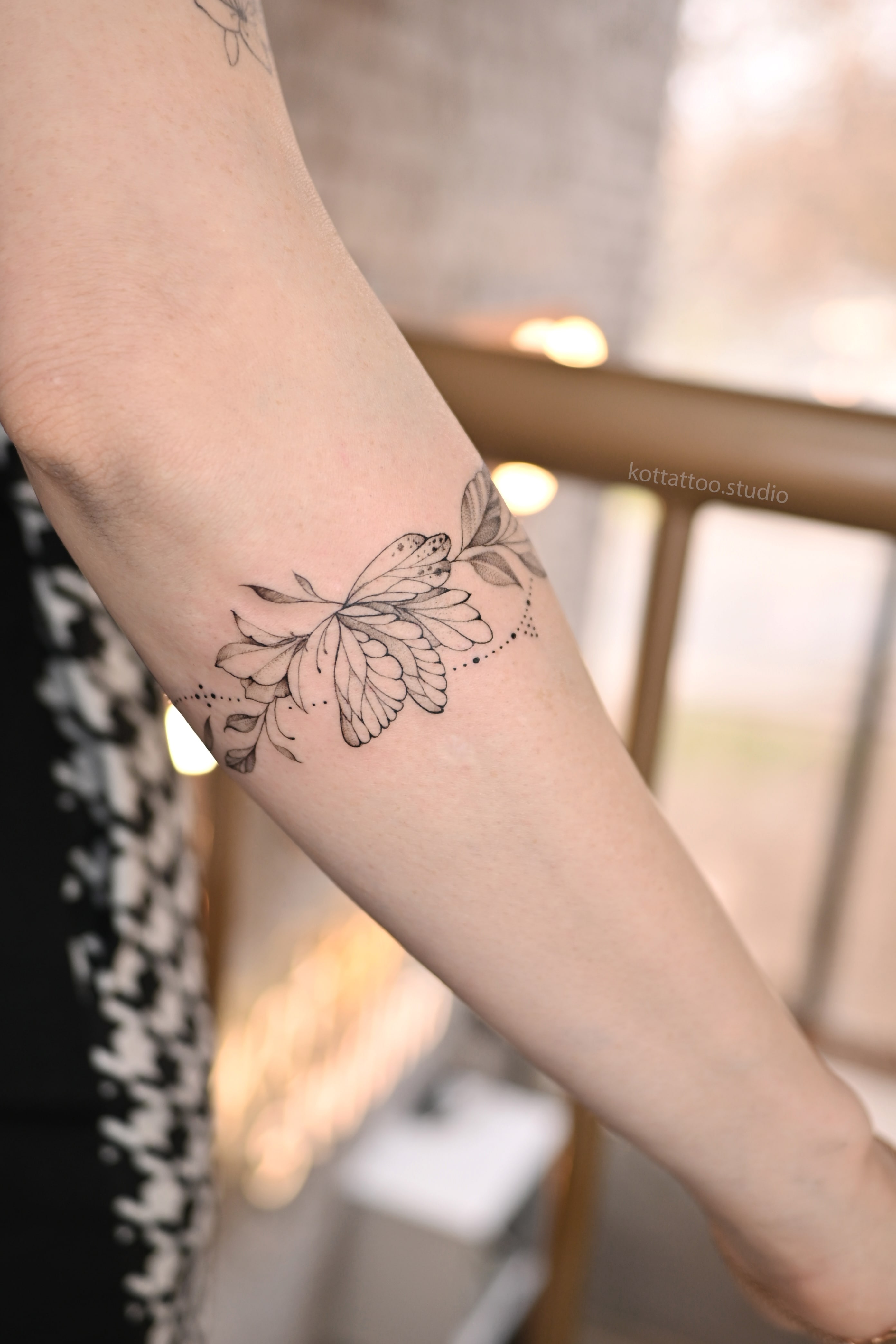 Татуировка цветы браслет - мастер Таша, портфолио КOT Tattoo Studio